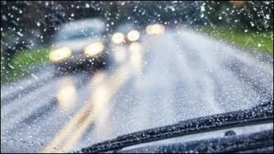 En cas de pluie, quelle est la vitesse maximale autorisée sur autoroute ?