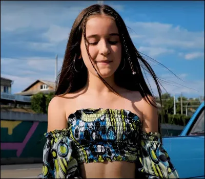 Qui chante "Arriba" ?