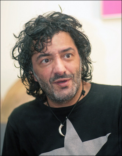 Sur l'image ci-contre, la personne prise en photo est Rachid Taha.