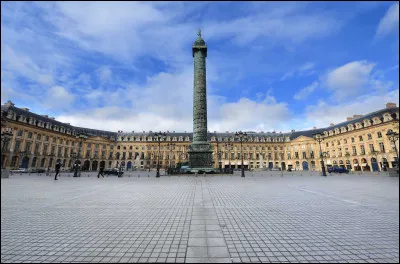 Sur quelle grande place parisienne sommes-nous actuellement ?