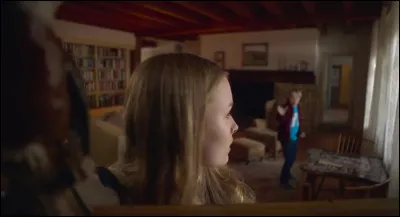 Dans quel film deux jeunes passent-ils des vacances chez des personnes âgées mystérieuses ?