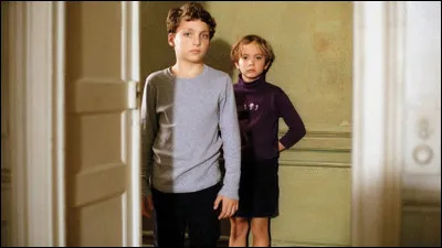 Dans quel film deux enfants agissent-ils bizarrement, au point que leur mère pense qu'ils sont possédés ?