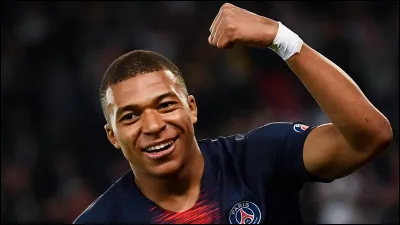 Quel sport d'équipe pratique Kylian Mbappé ?