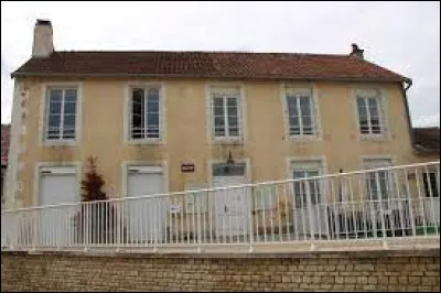 Village du Grand-Est, dans l'aire d'attraction de Langres, Saint-Broingt-les-Fosses se trouve dans le département ...