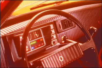 Les premières versions reprennent les éléments de la mécanique de la R4 comme :