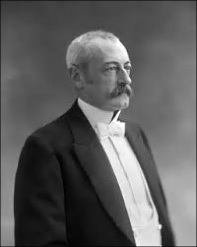 Cet homme politique de la IIIe République, deux fois ministre de l'intérieur entre 1880 et 1885, président du Conseil de 1899 à 1902, célèbre pour avoir participé à la légalisation des syndicats en 1884 ainsi que pour la loi de 1901 sur les associations, c'est ...