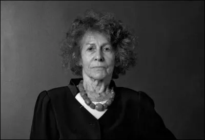 Cette femme, scénariste, cinéaste, et écrivaine, survivante de la Shoah et compagne de déportation de Simone Veil, c'est ...
