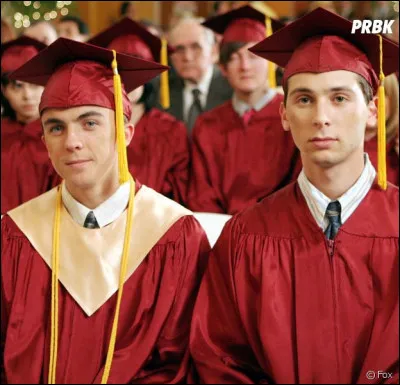 Qui a fini dans le dernier épisode avec une serpillère dans la main ?