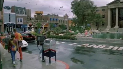 "Jamais à temps à l'école, jamais à temps à la maison, un jour il se retrouve complètement hors du temps", de quel film est-ce le slogan ?