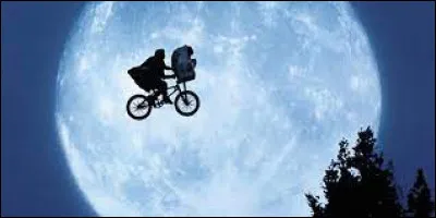 "Il a peur. Il est seul. Il est à 3 millions d'années-lumière de chez lui.", de quel film est-ce le slogan ?