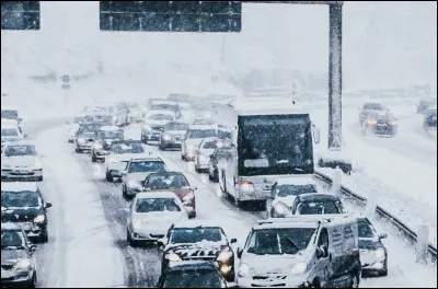 Le bus scolaire est pris à un embouteillage :