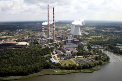 Le gouvernement de ce pays, dont l'&eacute;lectricit&eacute; est produite par des centrales thermiques, a adopt&eacute; le 28 janvier 2014 son premier programme nucl&eacute;aire : la premi&egrave;re centrale, dot&eacute;e de deux ou trois tranches, aura une puissance de 3000 MW ; elle devrait &ecirc;tre mise en service en 2033 : de quel pays s'agit-il ?