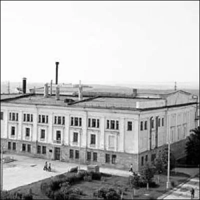 Quel est le pays qui a mis en service en 1954 la premi&egrave;re centrale nucl&eacute;aire produisant de l'&eacute;lectricit&eacute; ?