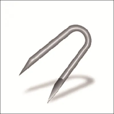 Quel est le nom de ce clou en forme de triangle avec 2 pointes, servant à fixer des objets linéaires sur des supports ?