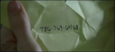 Quel est le lieu de rendez-vous de ce message codé trouvé par Sara par le biais de son téléphone ?