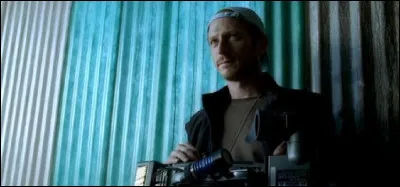 Quel est le nom de l'otage dont il doit filmer les 2 frères ?