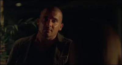 Dans quel hôtel peut-on entendre le générique français "Pas le temps" de Faf Larage dans le premier épisode de la 3e saison ?