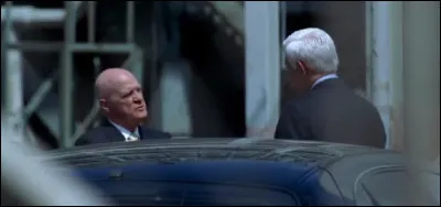 Comment Scofield a-t-il pu savoir le lieu de rendez-vous entre 2 détenteurs de cartes à la centrale électrique New Beach ?