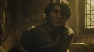 Quelle chanson de Queen est chantée par Ja pour attirer l'armée ?