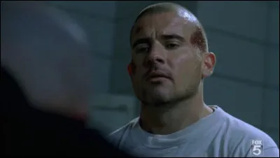 A quelle heure Lincoln doit-il prendre la pilule donnée par Michael pour qu'il puisse aller à l'infirmerie le soir de l'évasion ?