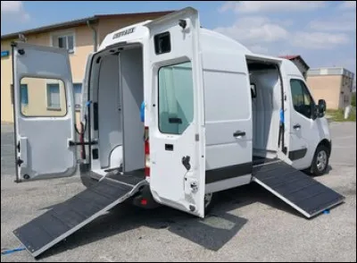 Dans le même genre, quel est ce camion destiné à un usage précis ?