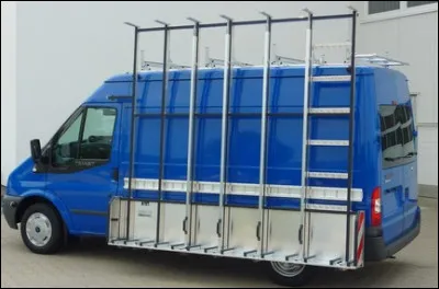 Quel est ce camion avec un équipement spécial sur le côté ?