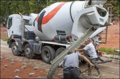 Quel est ce camion qui transporte généralement du béton ?