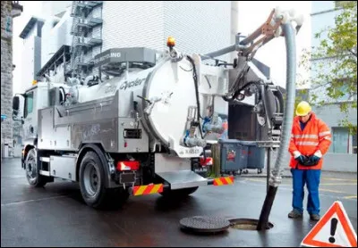 Comment se nomme ce camion spécialisé dans le nettoyage des égouts et fosses sanitaires ?