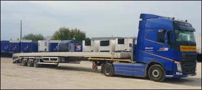 Quel est ce camion de convoi exceptionnel qui transporte des poutres en béton ?