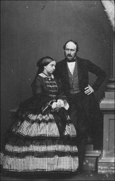 Le prince Albert, son mari, décède le 14 décembre 1861. Durant combien de temps Victoria porte-t-elle ses habits de deuil ?