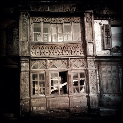 Vous passez devant une maison hantée. Un ami te met au défi d'y entrer, que fais-tu ?