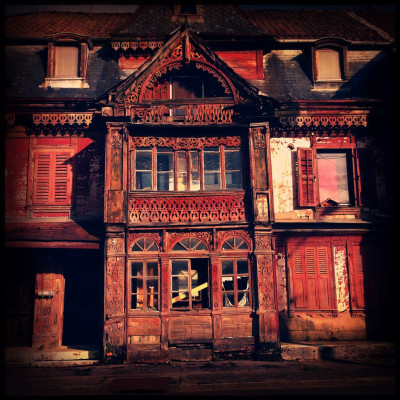 Tu ne voulais pas aller dans cette maison, mais pourtant tu y es. Soudainement, tu entends du bruit venant du couloir, que fais-tu ?