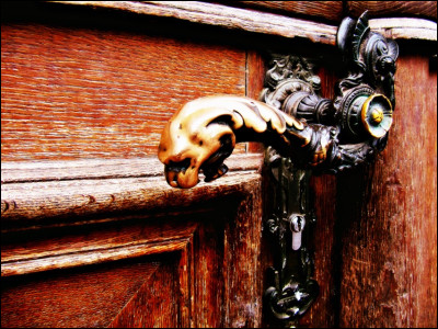 Finalement, c'était Loan qui avait fait grincer la porte. Mais un autre bruit refait surface, comment réagis-tu ?