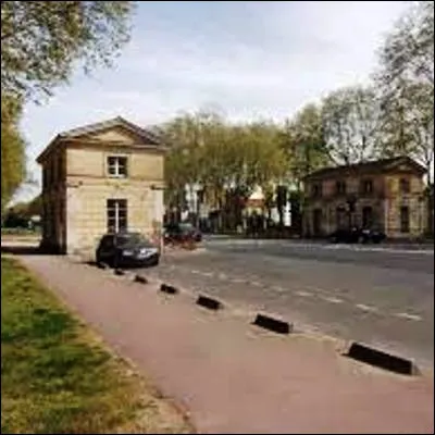 Quelle taxe est pr&eacute;lev&eacute;e par une ville sur les marchandises entrant sur son territoire ?