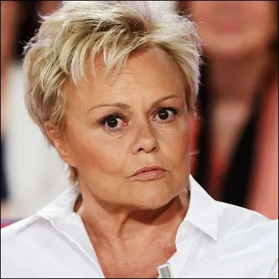 Dans quelle pi&egrave;ce de th&eacute;&acirc;tre mise en sc&egrave;ne par Muriel Robin Isabelle et Martin d&eacute;couvre-t-il que leur meilleur ami est homosexuel ?