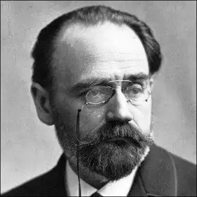 &Agrave; quel mouvement litt&eacute;raire, caract&eacute;ris&eacute; par un travail minutieux de documentation, est rattach&eacute; &Eacute;mile Zola ?