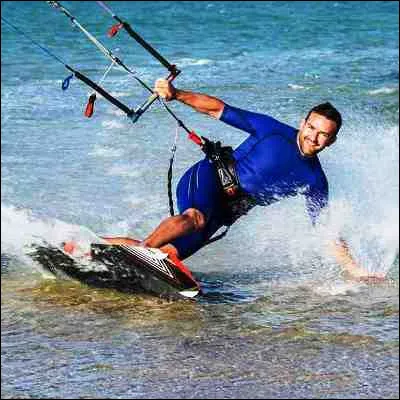 Quel sport de glisse consiste &agrave; &eacute;voluer sur une planche &agrave; la surface de l�eau en &eacute;tant tract&eacute; par un cerf-volant ?