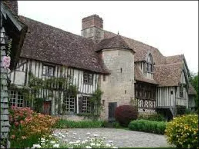 Nous sommes en Normandie, au manoir des évêques de Lisieux, à Canapville. Village de l'aire d'attraction de Trouville-sur-Mer, il se situe dans le département ...