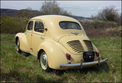 Les première 4 CV Renault avait ce jaune particulier dû a un gros stock de peinture destiné aux véhicules militaires déployés dans les déserts. Quel surnom lui avait-on donné à l'époque ?