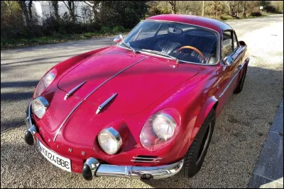Une Française mythique : L'Alpine A110 , championne du monde des rallyes en 1973, une fois son rachat par Renault. Sous quelle dénomination est-elle plus connue ?