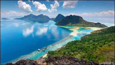 Géographie : Bornéo est la quatrième plus grande île au monde. Entre combien d'états est partagé son territoire ?