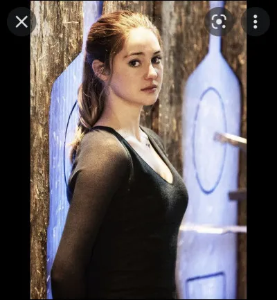 Dans le livre, Tris est normalement…