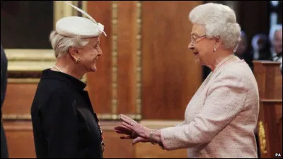 Angela Lansbury avait eu l'occasion de rencontrer la reine Elisabeth II, vrai ou faux ?