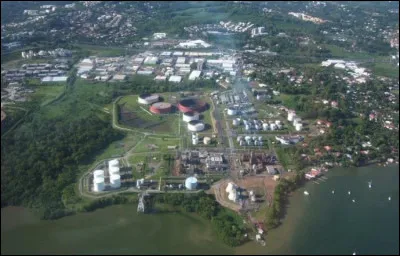 Cette petite raffinerie, d'une capacité de traitement de 800 000 tonnes de pétrole brut est la seule qui ne soit pas en métropole : elle se trouve en/à la ...