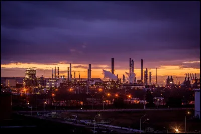 Combien une grande raffinerie compte-t-elle de salariés ?