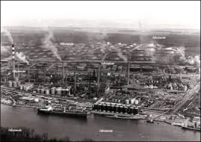 Quelle est cette grande entreprise étrangère, présente depuis les années 1920 et qui s'est, en 2008, séparée de son activité de raffinage en France, vendant ses raffineries de Petit-Couronne, Berre et Reichstett ?