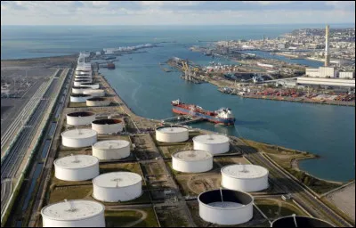 Près de quel port ces deux raffineries se situent-elles ?