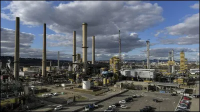 La raffinerie Total de Feyzin, ancienne raffinerie Elf, est la plus importante en dehors des zones portuaires ; près de quelle grande ville se trouve-t-elle ?