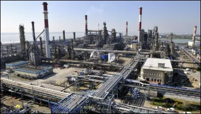 Autre importante raffinerie de Total, c'est la troisième par sa capacité avec 11 Mt ; elle a été créée par Antar puis exploitée par Elf : elle se trouve à ...