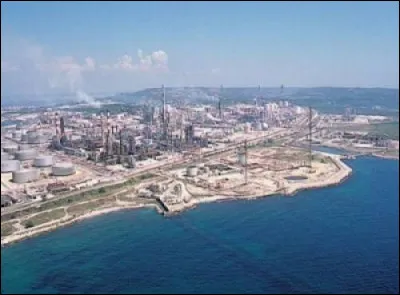 C'était la principale raffinerie de la British Petroleum jusqu'en 2005 ; elle est maintenant exploitée par Petroineos société à capitaux anglais et chinois : elle se trouve à ...